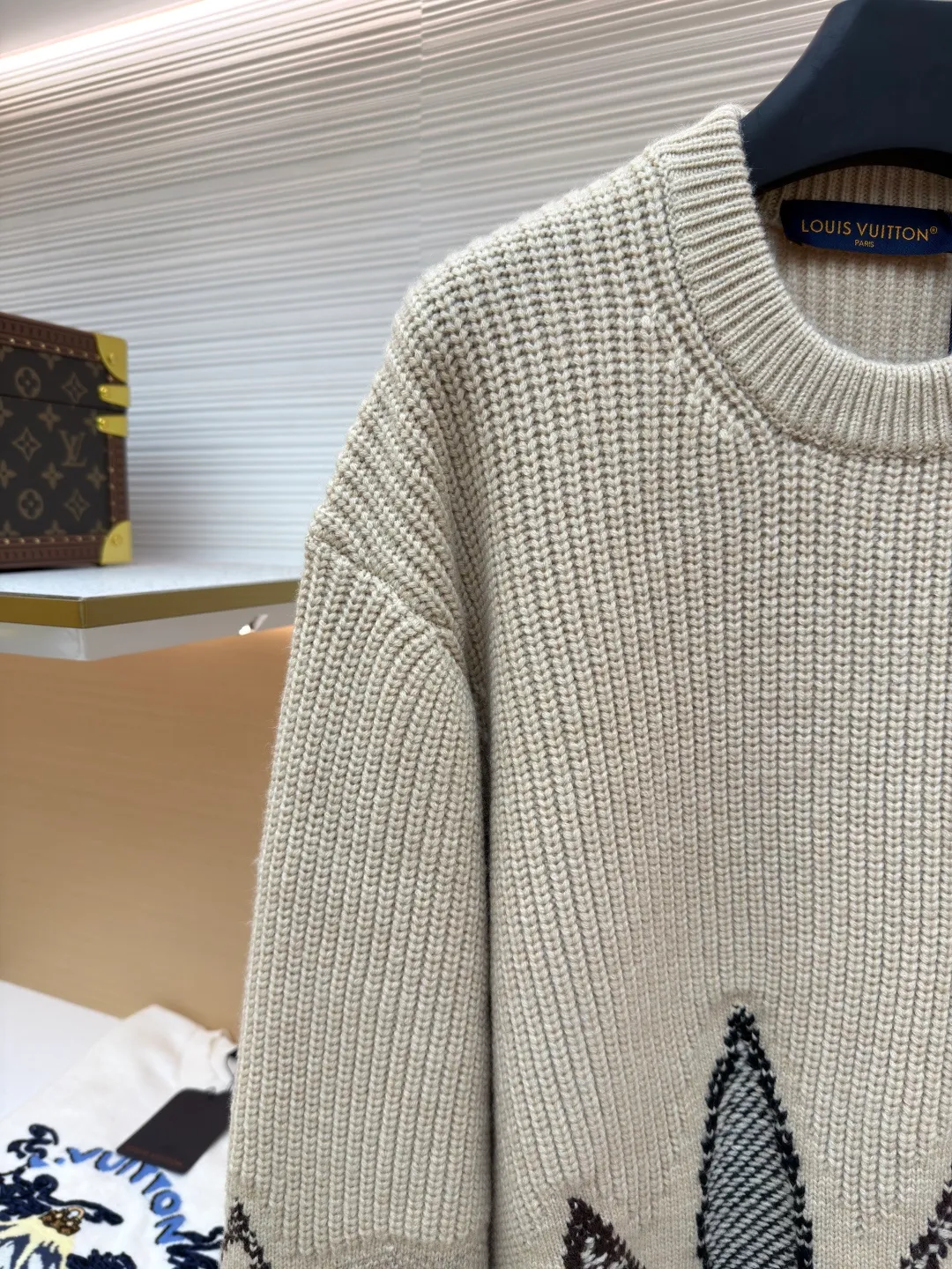 LOUIS VUITTON three-flowered crew neck sweater ●Original version: Purchased and developed for 13200 ●Item number: 1681552-B50 ●Fabric: wool blended fabric ●Technology: Knitted ●Color: Khaki ●Version: Fitted version ●Weight: about 970 grams ●Size: XS-S-M-L ●Description: The wool is made of high-quality wool yarn, one of the must-have wool materials for high-end goods. It is knitted with a Cixing 5-needle machine and a jacquard weave. Each piece takes 270 minutes per piece, parallel average speed, multi-color partial jacquard craftsmanship, and is made by an experienced master who takes 3 days to cut out the drawings. Specific three-label washing, the overall wiring is straight and delicate, the fabric is comfortable and soft, the color is consistent and there is no color difference. It can be matched with the same style to create a fashionable look, and can be used in various occasions. Customized accessories, complete with three standards, same style for men and women!